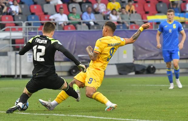 „Tricolorii” au cerut penalty în minutul 18 al duelului cu Ucraina U21 » Imaginea surprinsă de reporterul GSP lămurește faza + Ce i-a strigat Daniel Pancu lui Emil Săndoi