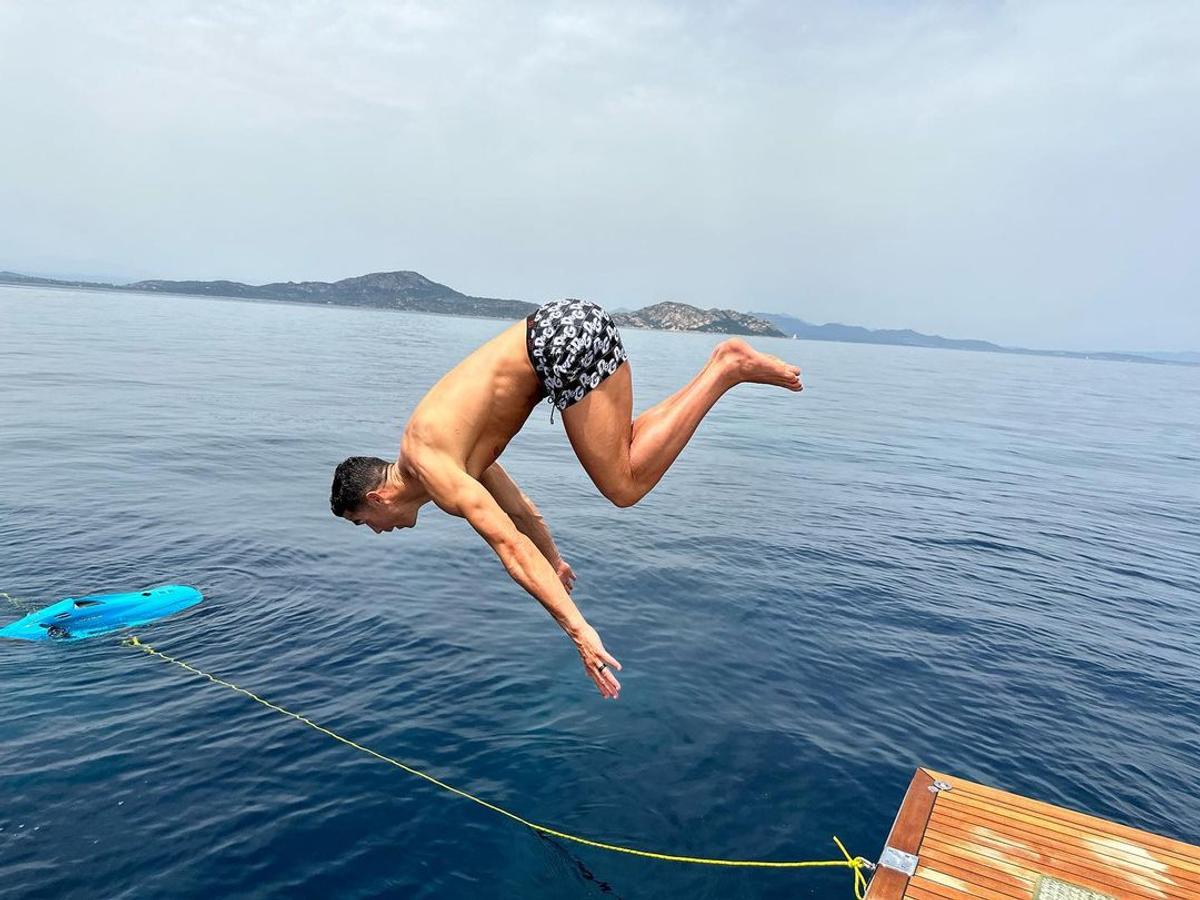Iubita lui Cristiano Ronaldo, sexy pe iaht, în vacanța în Sardinia! Fanii i-au atras atenția: „Nu îți e rușine?”