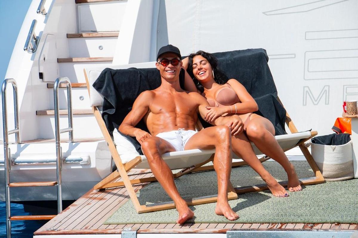 Iubita lui Cristiano Ronaldo, sexy pe iaht, în vacanța în Sardinia! Fanii i-au atras atenția: „Nu îți e rușine?”
