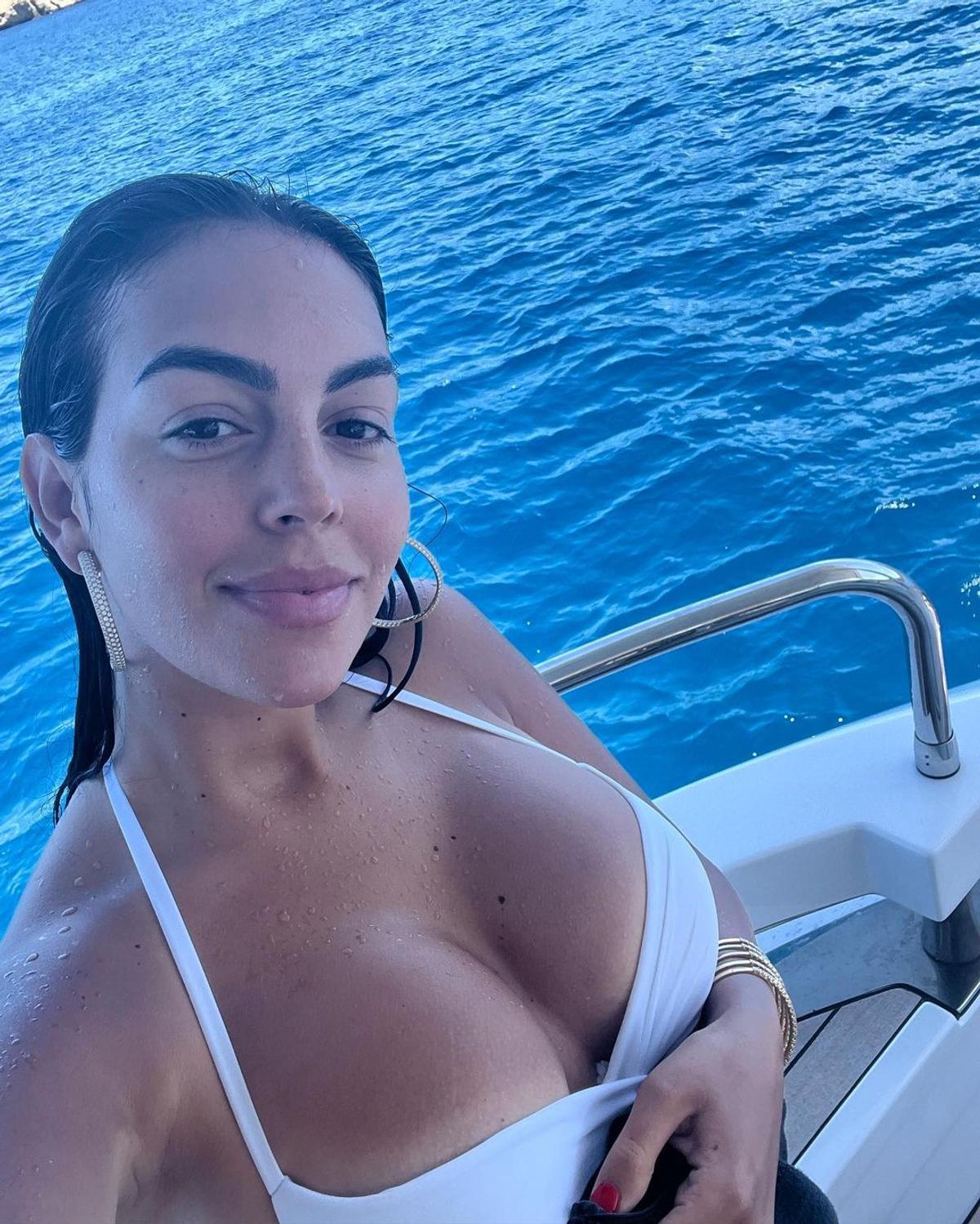 Iubita lui Cristiano Ronaldo, sexy pe iaht, în vacanța în Sardinia! Fanii i-au atras atenția: „Nu îți e rușine?”