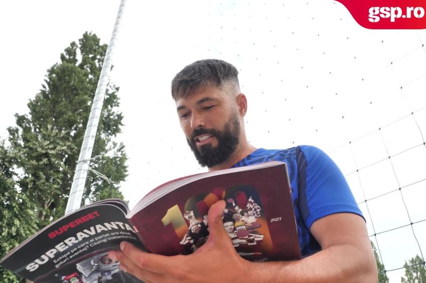 Ovidiu Herea, răsfoind revista „Rapid 100. O sută de motive să iubești Rapid”