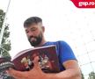 Ovidiu Herea, răsfoind revista „Rapid 100. O sută de motive să iubești Rapid”