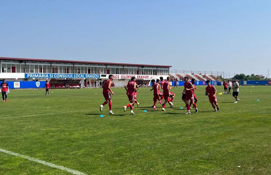 Dinamoviștii joacă în maieuri amicalul de azi, temperatura la Snagov a trecut deja de 30 de grade la ora începerii partidei Dinamo s-a distrat în primul amical din această vară » Meci cu 12 goluri!