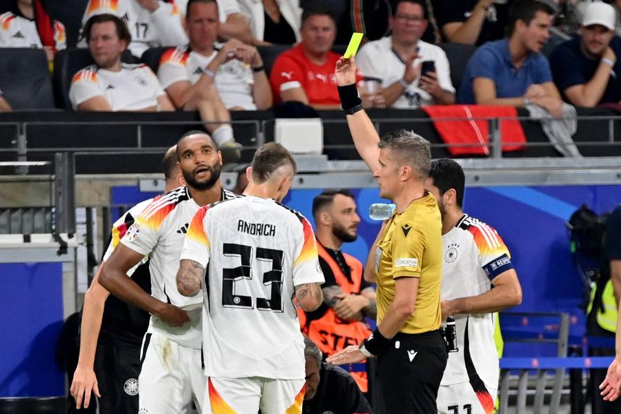 Arbitrul Daniele Orsato i-a arătat cartonașul galben lui Jonathan Tah, în partida cu Elveția / Foto: Imago Alarmă în Mannschaft: naționala lui Julian Nagelsmann ar putea evolua în „optimi” fără ambii stoperi titulari!