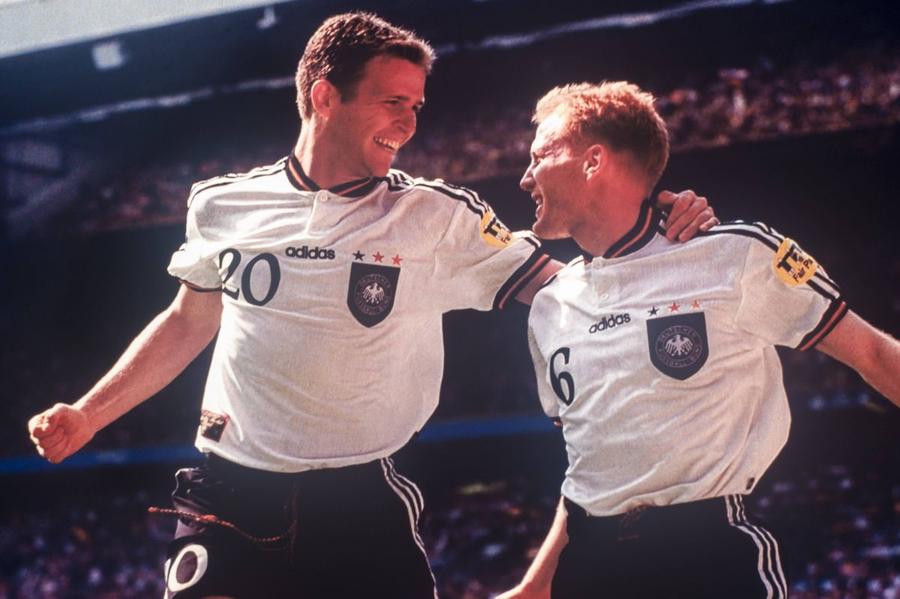 Oliver Bierhoff *stânga) și Matthias Sammer în 1996. Foto: Imago Images Germania salvată de „noul Bierhoff”: omul care aduce golul din postura de rezervă