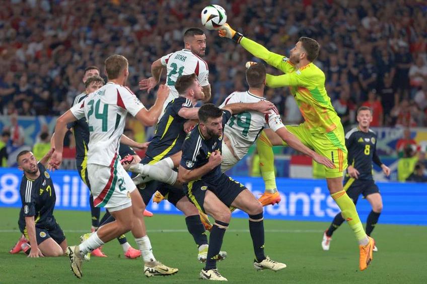 Momentul intervenției lui Angus Gunn care a provocat accidentarea lui Varga, foto: sportal.hu