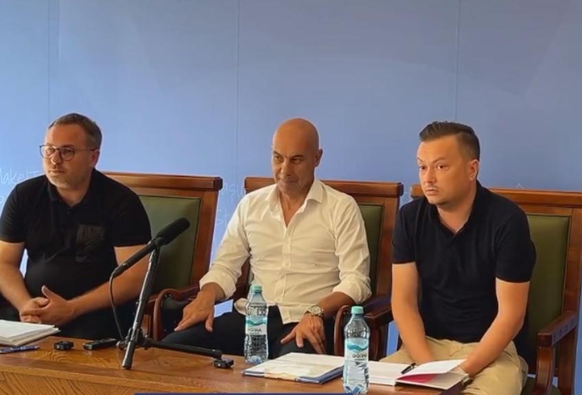 Președintele George Tătar, directorul tehnic Gustavo Aragolaza și psihologul sportiv Claudiu Damian (de la stânga la dreapta)