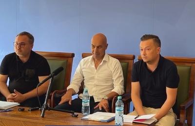 Conferință cu bucluc la echipa nou-aterizată în Liga 2 » Antrenorul a fost demis, președintele a pocit numele înlocuitorului: „Arago... zola”