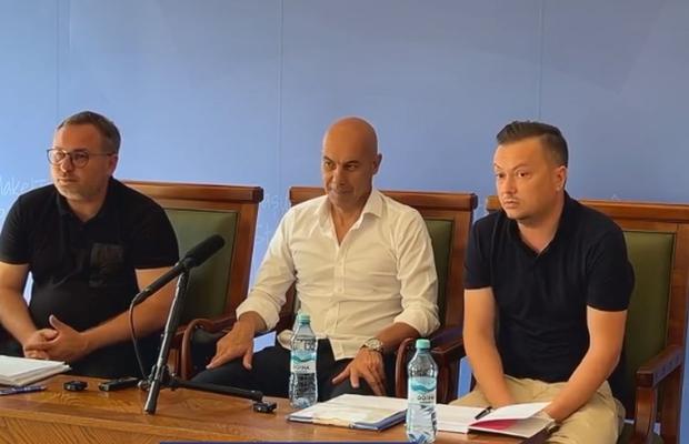 Conferință cu bucluc la echipa nou-aterizată în Liga 2 » Antrenorul a fost demis, președintele a pocit numele înlocuitorului: „Arago... zola”