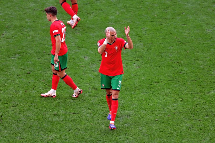 Pepe le-a răspuns cu aceeași monedă celor care-l aplaudaseră // foto: Guliver/gettyimages Am fost printre cei 61.000 de spectatori de la Turcia - Portugalia » Ce mi-a plăcut și ce nu mi-a plăcut în „vulcanul” din Dortmund