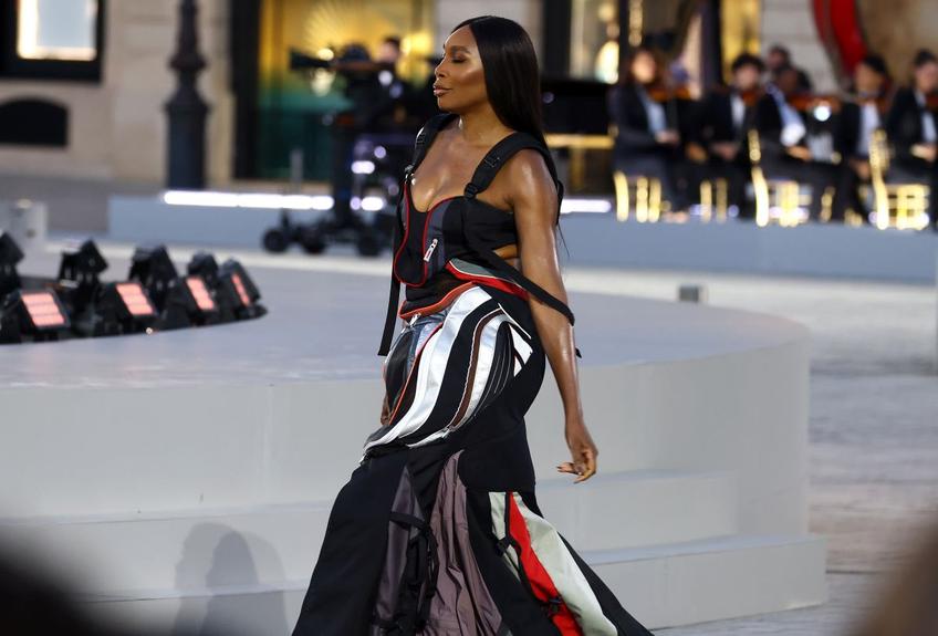 Venus și Serena Williams au participat duminică la evenimentul Vogue World 2024 din Paris. Americancele au purtat ținute inedite inedite, menite să „marcheze intersecția dintre sport și fashion” / FOTO: GettyImages