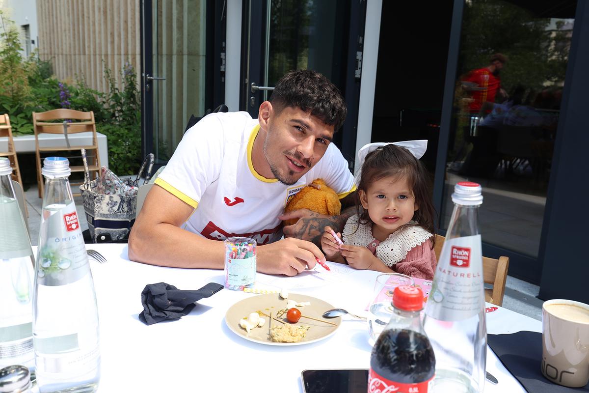 Ziua familiei în cantonamentul României » Edi Iordănescu i-a lăsat pe jucători să stea alături de partenere