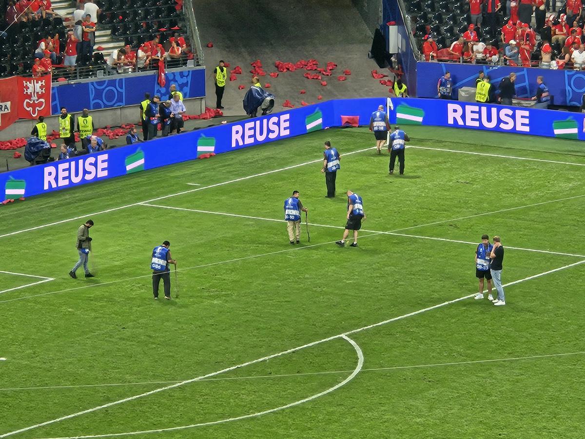 Gazonul stadionului din Frankfurt după Elveția - Germania