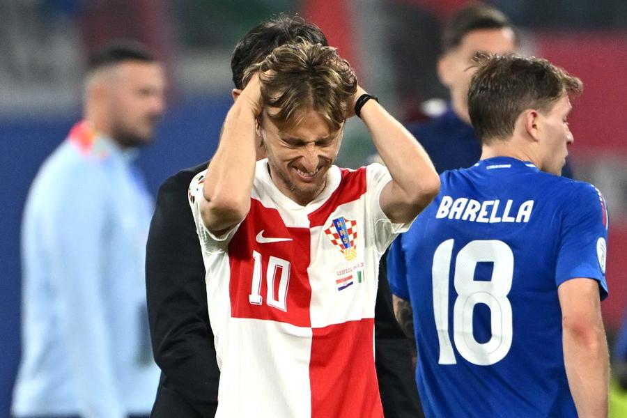 Luka Modric se va retrage probabil de la naționala Croației după eliminarea de la Euro 2024 / Foto: GettyImages „Din infern în paradis, cu Mattia Zaccagni reușind golul carierei”, scrie La Gazzetta dello Sport după calificarea Italiei. Croații plâng pe umărul lui Luka Modric: „Dezastru în cea mai urâtă formă a sa!”