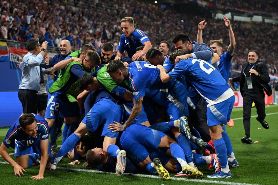 Toți jucătorii Italiei s-au strâns într-o piramidă a bucuriei după golul din minutul 90+8 al partidei ci Croația (1-1) / Foto: GettyImages „Din infern în paradis, cu Mattia Zaccagni reușind golul carierei”, scrie La Gazzetta dello Sport după calificarea Italiei. Croații plâng pe umărul lui Luka Modric: „Dezastru în cea mai urâtă formă a sa!”