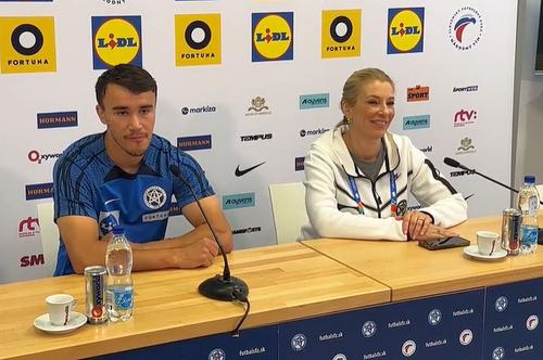 David Strelec, în stânga, la conferința de presă // sursă foto: Sport.sk
