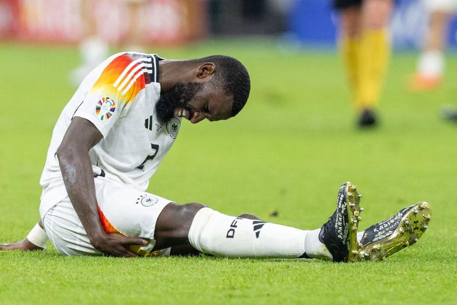 După ce toată lumea s-a ridicat din piramida bucuriei de la golul de 1-1, Antonio Rudiger a rămas întins pe gazon / Foto: Imago Alarmă în Mannschaft: naționala lui Julian Nagelsmann ar putea evolua în „optimi” fără ambii stoperi titulari!