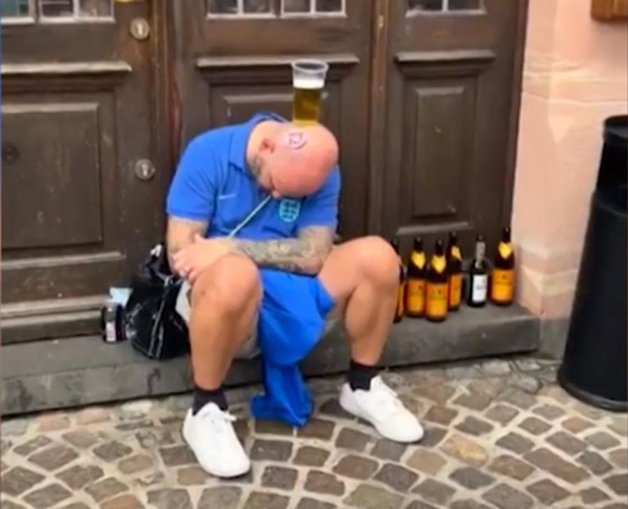 A adormit și nu a simțit paharul cu bere, foto: X Așa beau scoțiencele berea! » 3 clipuri virale din ultimele ore de la Euro 2024. Au strâns zeci de mii de reacții