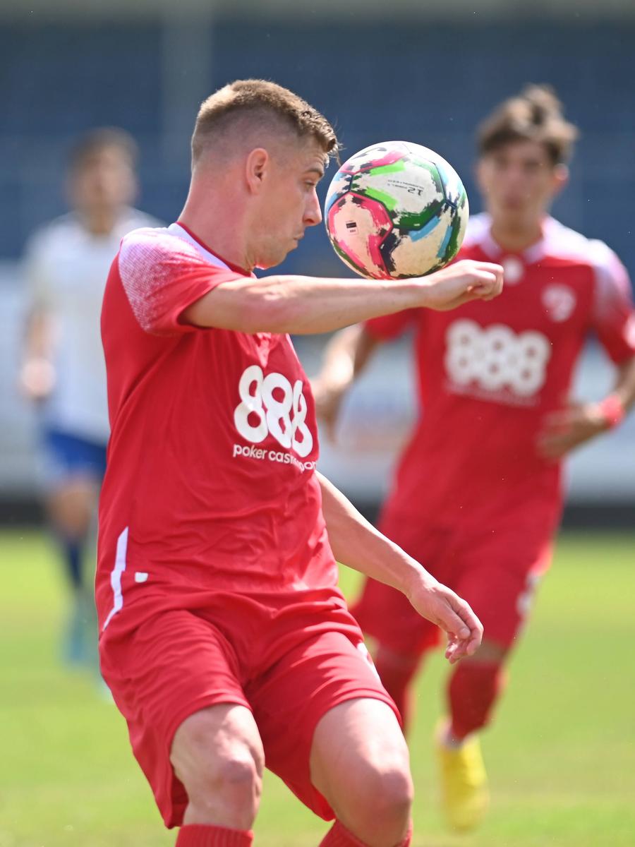 Valentin Lazăr, jucând pentru Dinamo Ex-dinamovistul Vali Lazăr, la prima performanță ca antrenor » Lista completă a echipelor promovate în Liga 3