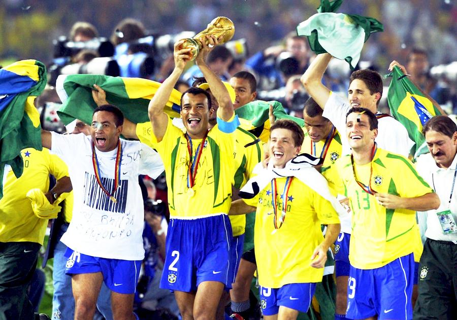 Cafu cu trofeul Cupei Mondiale 2002, foto: Gettyimages Lionel Messi va juca a treia lui finală de Campionat Mondial: un singur jucător a mai făcut-o, în anii '90