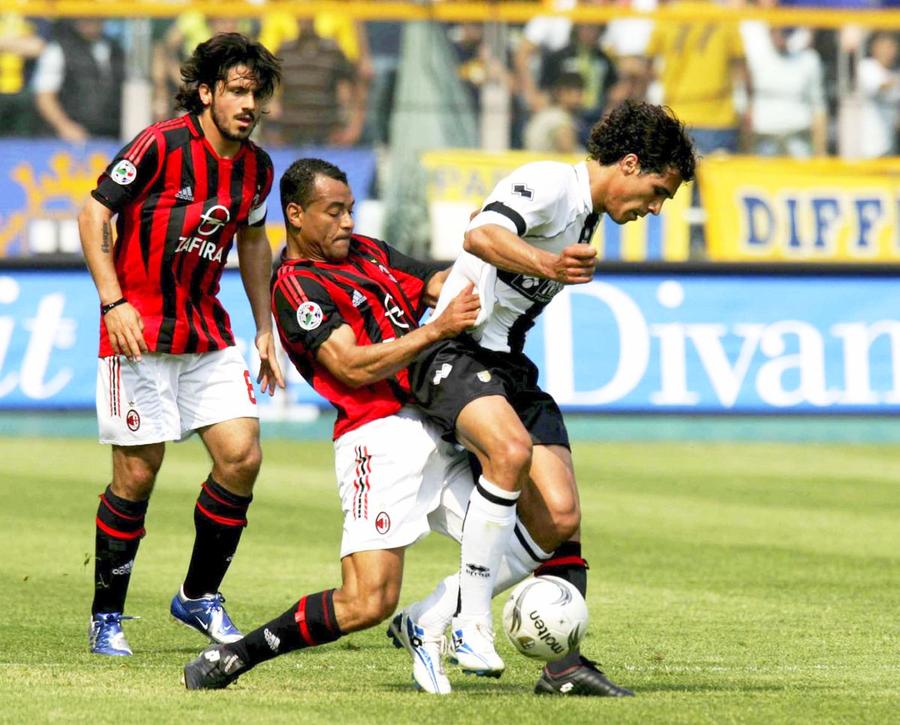 Cafu, la AC Milan, alături de un tânăr Gennaro Gattuso, foto: Gettyimages Cine a fost „Expresul”, jucătorul „cu două inimi” pe care TOȚI îl văd cel mai bun: „Fotbalul mi-a ucis primul născut, l-am dus pe brațe la spital. Am rămas și fără avere, și fără soție”