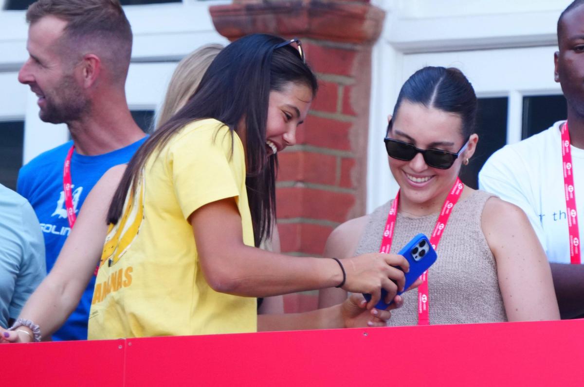 Emma Răducanu, urmărindu-l pe Carlos Alcaraz la ATP Queen's