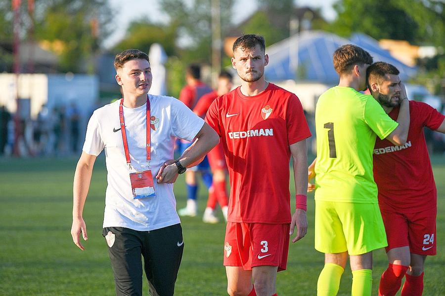 Unul dintre rândurile de echipament ale băcăuanilor în 2024/2025. Celălalt a fost complet alb // foto: Facebook FC Bacău A jucat în Liga 3, dar a avut venituri din sponsorizări PESTE Dinamo și cât CFR! » Clubul vine tare din urmă: cei mai bogați români sunt implicați