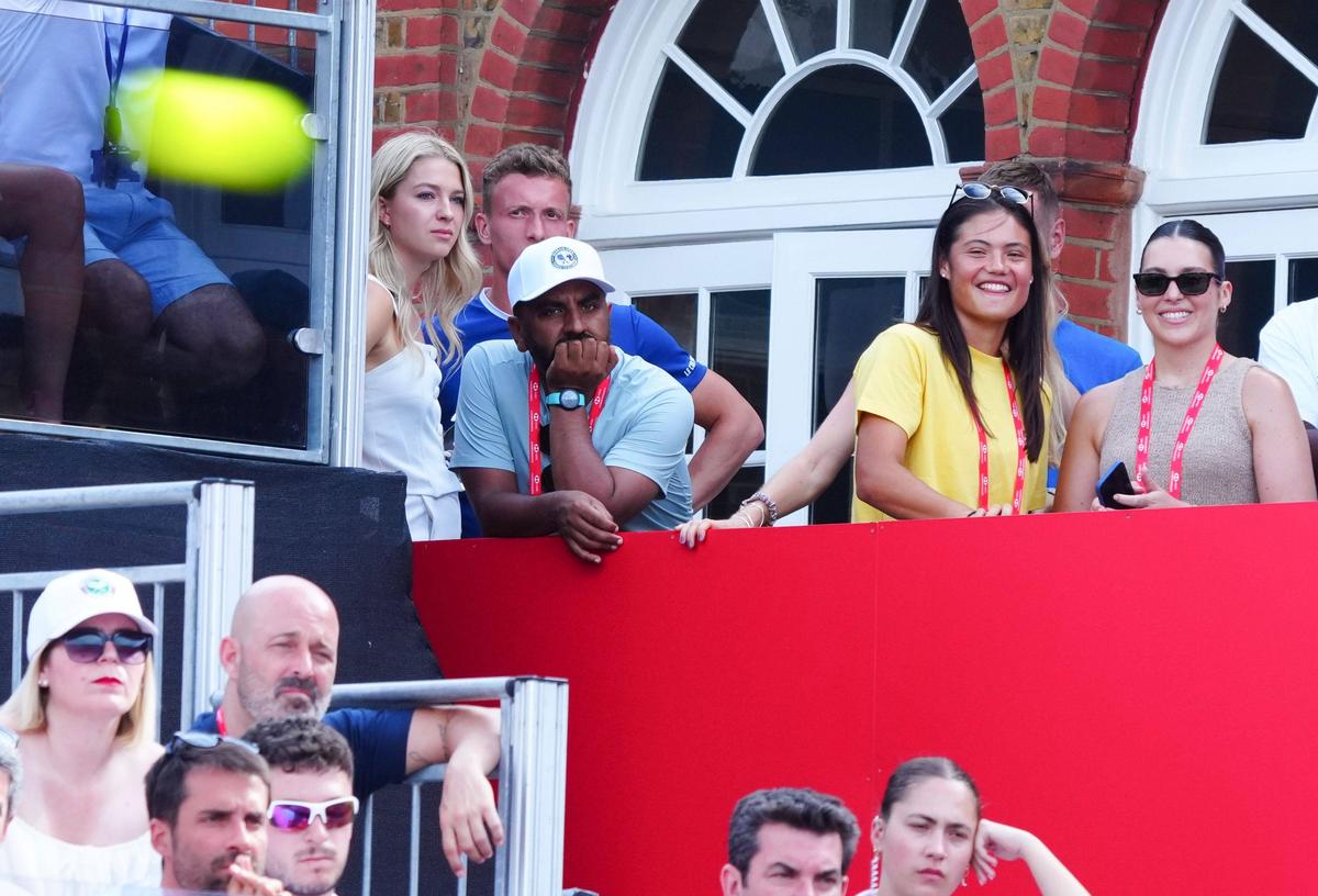 Emma Răducanu, urmărindu-l pe Carlos Alcaraz la ATP Queen's