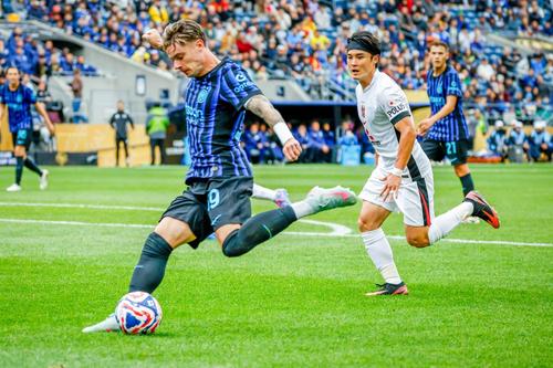Nicola Zalewski, stânga, în meciul lui Inter cu Urawa Red Diamonds (2-1) / Foto: Imago