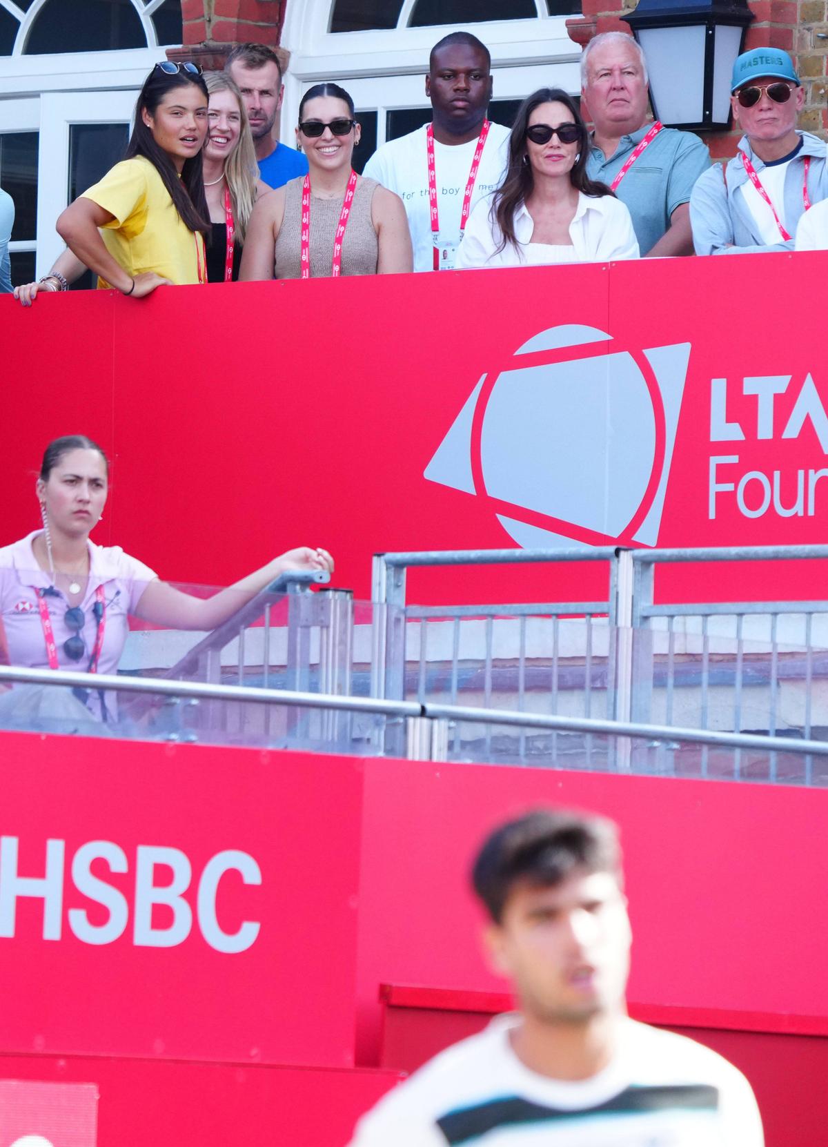 Emma Răducanu, urmărindu-l pe Carlos Alcaraz la ATP Queen's