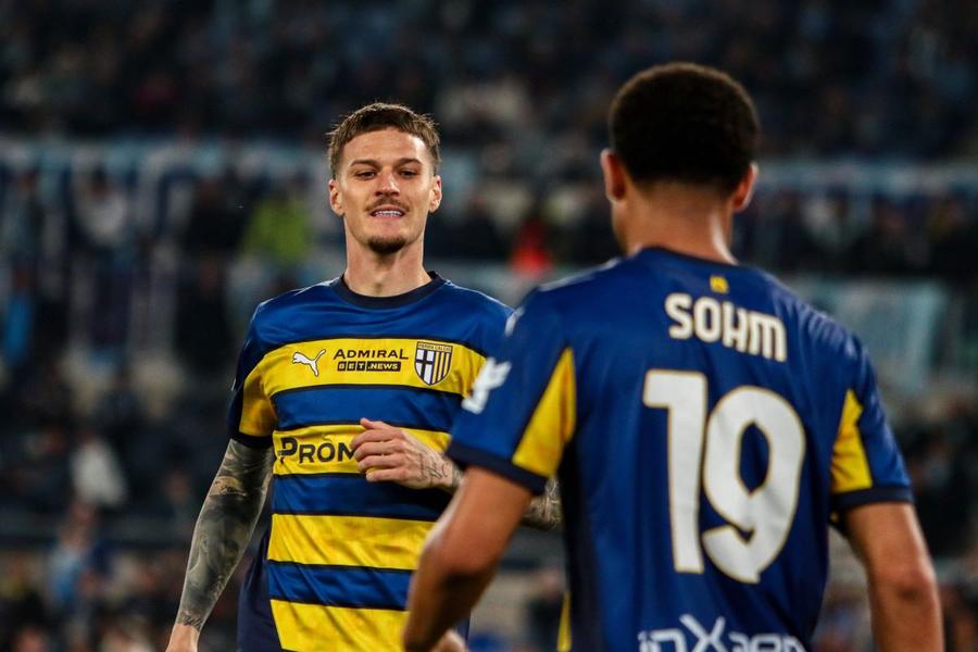 Dennis Man și Simon Sohm, în meciul Parmei de-acum două luni contra lui Lazio (2-2) pe Olimpico / Foto: Imago Lazio, o nouă ofertă pentru Dennis Man » Ultima propunere făcută celor de la Parma