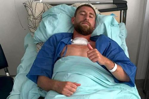 Marco Ehmann face semnul OK de pe patul de spital