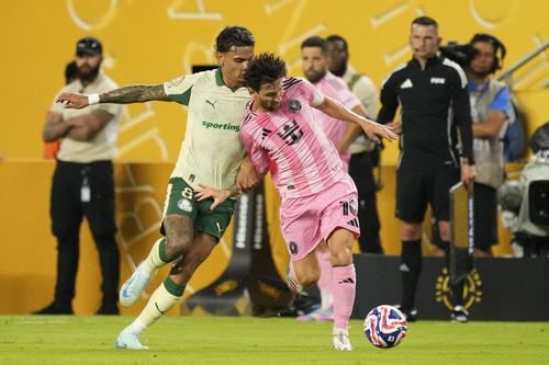 Lionel Messi, în duel cu mijlocașul lui Palmeiras, Rios / Foto: Imago