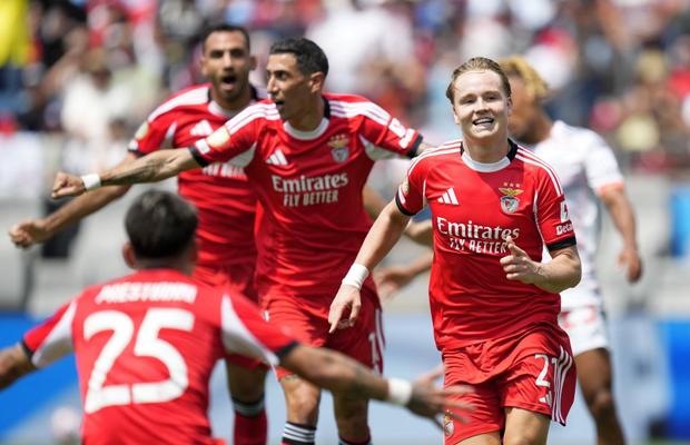 Surprize mari în Benfica - Bayern și Auckland - Boca Juniors » Al doilea joc a fost întrerupt timp de o oră