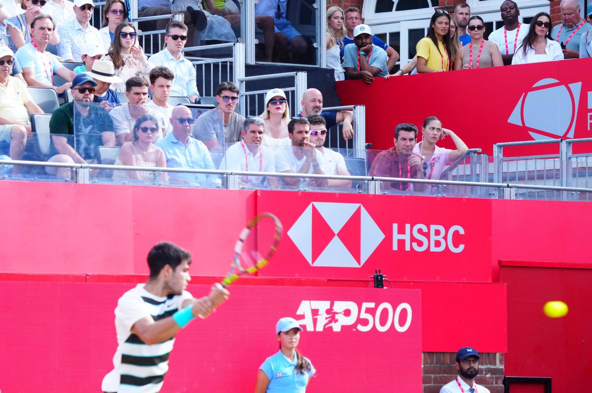 Emma Răducanu, urmărindu-l pe Carlos Alcaraz la ATP Queen's