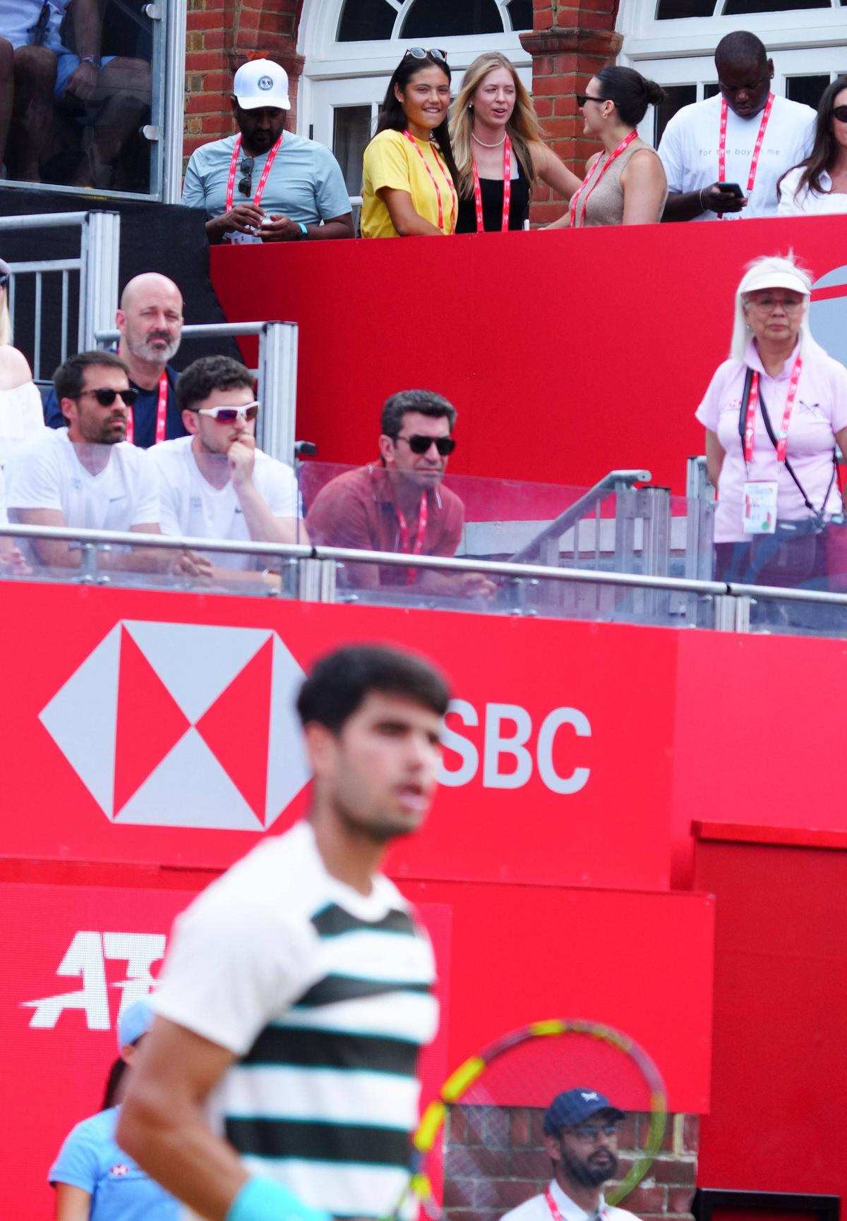 Emma Răducanu, urmărindu-l pe Carlos Alcaraz la ATP Queen's