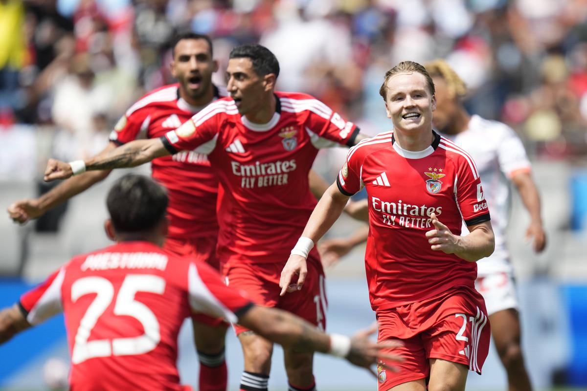 Surprize mari în Benfica - Bayern și Auckland - Boca Juniors » Al doilea joc a fost întrerupt timp de o oră