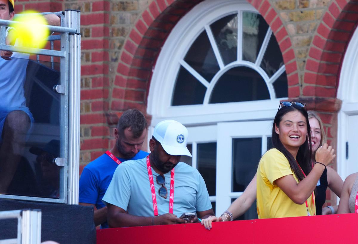 Emma Răducanu, urmărindu-l pe Carlos Alcaraz la ATP Queen's