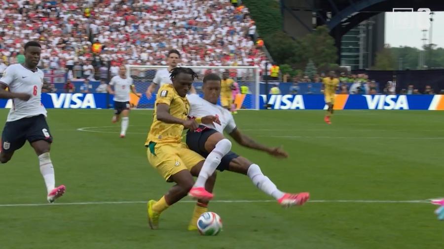Faza în care selecționerul Ghanei a cerut penalty și cartonaș roșu // foto: captură X Selecționerul face scandal după Anglia - Ghana: „Mai funcționează? VAR a mers la o cafea”