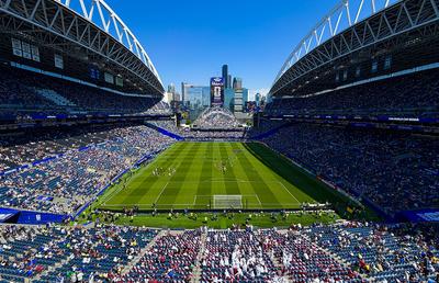 Zgârie-norii din Seattle se uită la meci, noi ne uităm în trecut