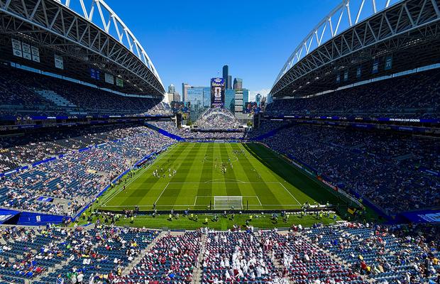 Zgârie-norii din Seattle se uită la meci, noi ne uităm în trecut