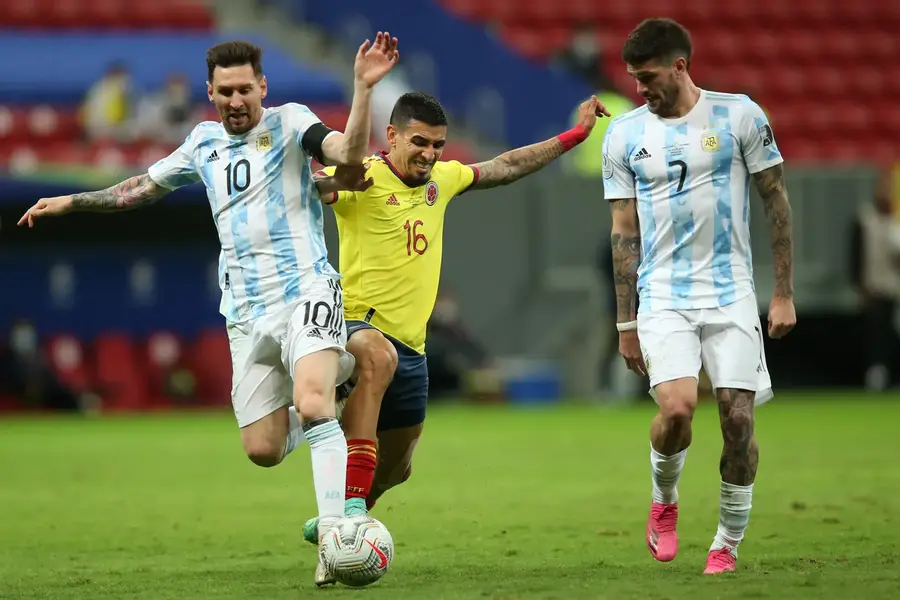 Eroul zilei pentru Columbia: „El hincha en la cancha” » Fotbal pe maidan, ultras și fundașul îndrăgostit de goluri