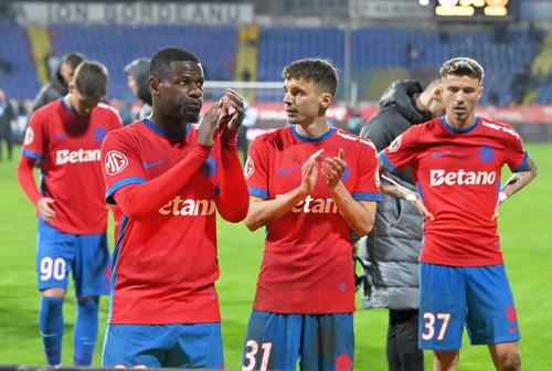 Mamadou Thiam, în stânga, nu va continua la FCSB // foto: Imago Images
