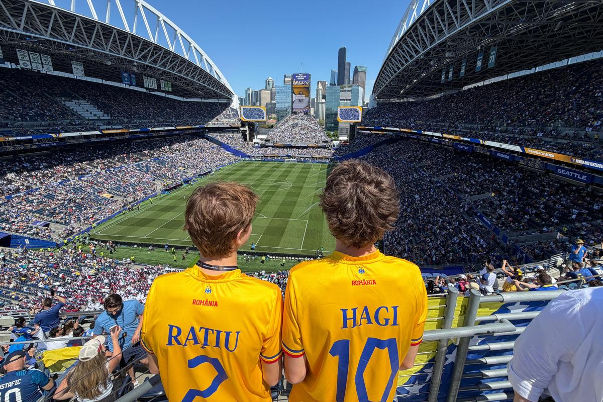 „Rațiu” și „Hagi”, prezenți în Seattle la Bosnia - Qatar » Explicația din spatele unei fotografii antologice de la Mondial