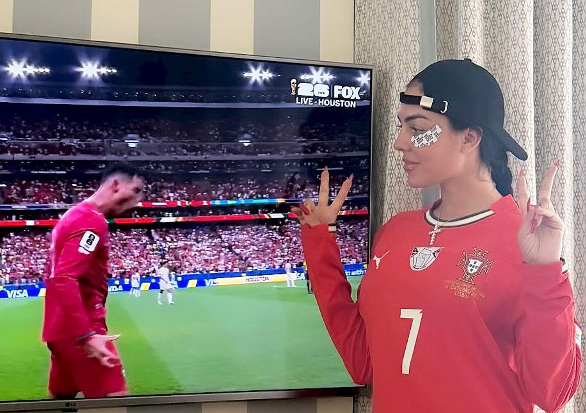 Georgina s-a pozat doar în ... tricou pentru a sărbători live golurile lui Cristiano Ronaldo! » Fotografia devenită virală