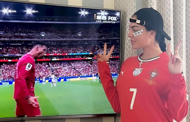 Georgina s-a pozat doar în ... tricou pentru a sărbători live golurile lui Cristiano Ronaldo! » Fotografia devenită virală
