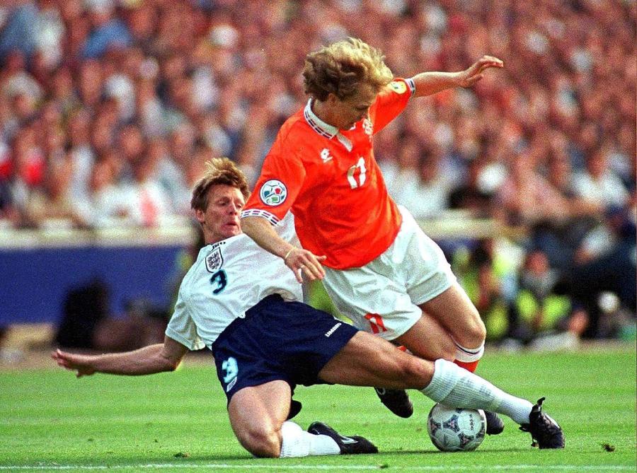 Stuart Pearce, în alb, stânga, intrare dură la Jordi Cruyff, la Euro 1996, foto: Gettyimages Gordon Ramsay spune o poveste incredibilă de la Mondial: „Mi-au spus: gătești pentru 2.000 de oameni. Și pentru Pele” + Cum a ajuns chef cu 8 stele Michelin, fiindcă s-a rupt ca fundaș la Rangers!