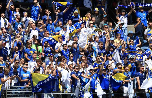 Petrecere balcanică în SUA » Fanii Bosniei au invadat impresionantul stadion din Seattle