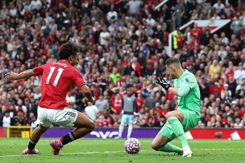 Martin Dubravka, în duel cu Joshua Zirkzee, în Burnley - Manchester United / Foto: Imago Images