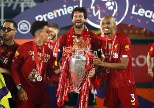 Casa lui Fabinho (dreapta), mijlocașul lui Liverpool, a fost jefuită în noaptea de miercuri spre joi, când el sărbătorea împreună cu coechipierii câștigarea titlului.